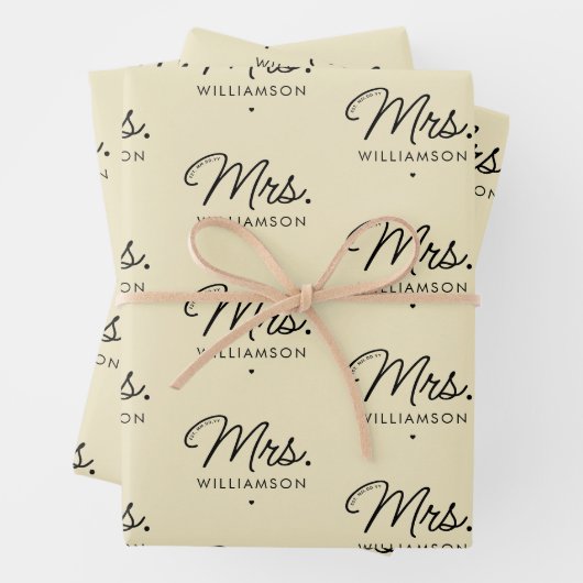 Custom Mrs. Est. Modern Elegant Script Newlywed Inpakpapier Vel (In situ)