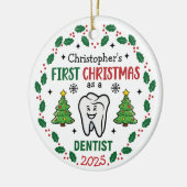Custom Name Dentist First Christmas Tree Round Keramisch Ornament (Links)