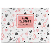 Custom Name Pink Black Hearts Simple Valentine Groot Cadeauzakje (Voorkant)