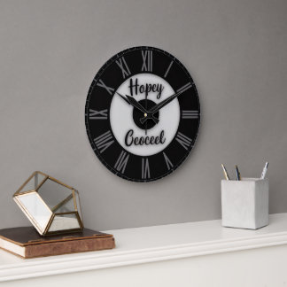 “Custom Name Roman Numeral – Modern Black Grote Klok