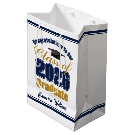 Custom Navy Blue Gold Class of 2026 Graduation Medium Cadeauzakje (Voorkant Gekanteld)