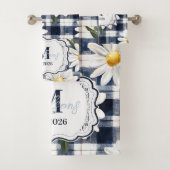 Custom Navy Gingham Daisy Monogram Bad Handdoek (Insitu)