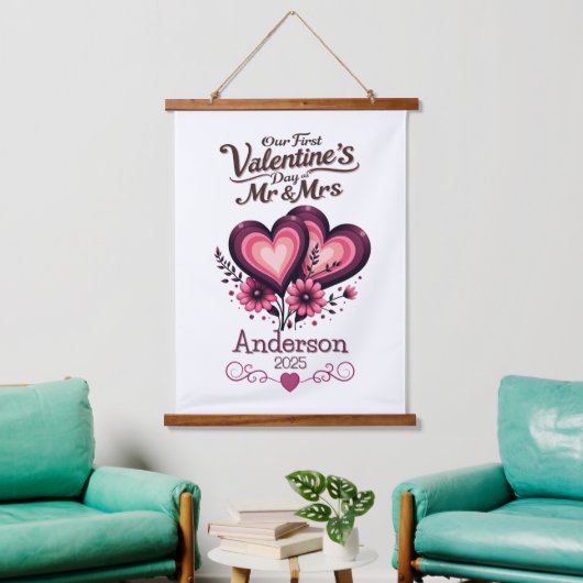 Custom Onze eerste Valentijnsdag Mr & Mrs. Hangend Wandkleed (Woonkamer)