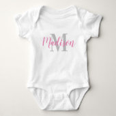 Custom Roze Naam en Grijs Initiaal Baby T-Shirt (Voorkant)