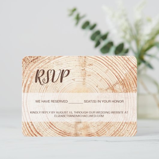 Custom Rustieke houtnerf script bruiloft RSVP (Staand voorkant)
