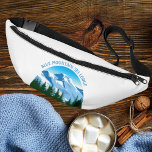 Custom Ski Lodge Winter Resort Snowy Mountain<br><div class="desc">Pack de nourrice customisé pour un gîte ou une station de ski dans les montagnes du Colorado ou un beau cabine dans la forêt. Ce design cool présente un joli dessin de montagnes enneigées en face de sapins verts. Grand marketing nature pour un hôtel ou location de vacances.</div>