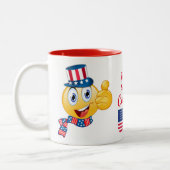 Custom Text oom Sam Emoji met Pet en Scarf Tweekleurige Koffiemok (Links)