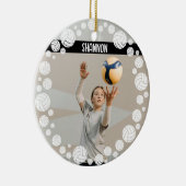 Custom Volleyball Picture Name Year Keramisch Ornament (Rechts)