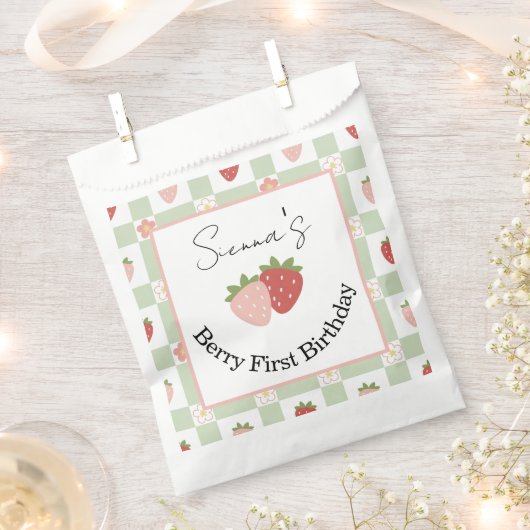 Customisable Strawberry Gingham First Birthday Bedankzakje (Geknipt)