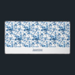 Customisé Élégant Chic Vintage Bleu Rose Floral<br><div class="desc">Elégant et chic motif floral vintage d'inspiration douce avec roses bleus toniques,  vignes,  feuillage et oeillets sur arrière - plan blanc. Inclut une bande vierge pour votre nom ou monogramme.</div>