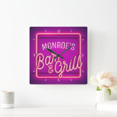 Customize NAME Pink Faux Neon Sign Retro Bar Grill Vierkante Klok (Huis)
