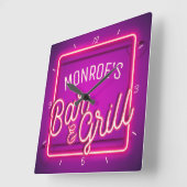 Customize NAME Pink Faux Neon Sign Retro Bar Grill Vierkante Klok (Hoek)