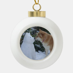 cute akita dog kissing snowdog keramische bal ornament
