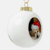 Cute akita in red santa hat met kerstkegels keramische bal ornament (Links)