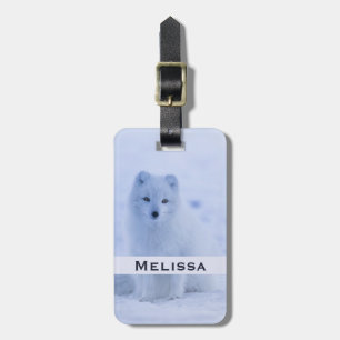 Cute Arctic Fox op Snowy Winter Background Bagagelabel