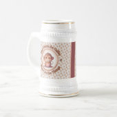 Cute baby aap houdt een steamige warme koffie vast bierpul (Voorkant links)