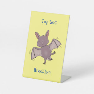 Cute baby bat vliegende cartoon illustratie reclamebord met voetstuk