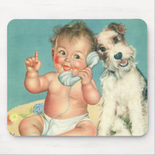 Cute Baby die op Puppy Dog van de Telefoon spreek Muismat