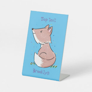 Cute baby fox cartoon illustratie reclamebord met voetstuk