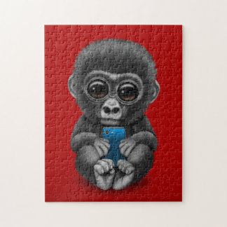 Cute Baby Gorilla die een rode mobiele telefoon ho Legpuzzel