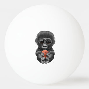 Cute Baby Gorilla die met Basketball speelt Pingpongballen
