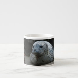 Cute Baby Harbour Seal die op strand kijkt Espresso Kop
