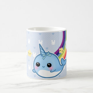 Cute baby narwhal met regenboog en kawaï koffiemok