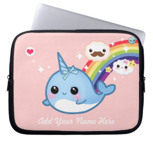 Cute baby narwhal met regenboog en wolken op roze laptop sleeve