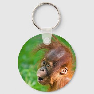 Cute baby orangutan kijkt in verwondering sleutelhanger