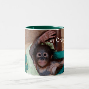 Cute Baby Orangutan Wave Hallo Tweekleurige Koffiemok