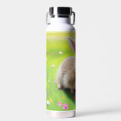Cute baby rabbit in een bloemwei waterfles (Voorkant)