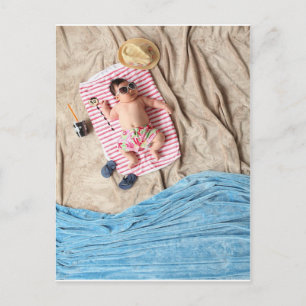 Cute baby relaxt op het strand briefkaart