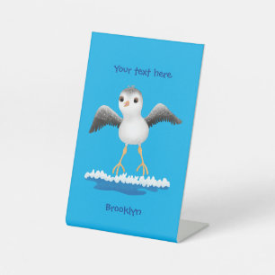 Cute baby sandpiper cartoon illustratie reclamebord met voetstuk