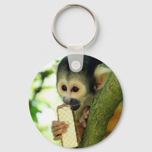 Cute Baby Squirrel Monkey die een Wafer Biscuit ee Sleutelhanger