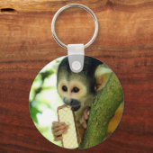 Cute Baby Squirrel Monkey die een Wafer Biscuit ee Sleutelhanger (Voorkant)