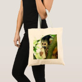 Cute Baby Squirrel Monkey die een Wafer Biscuit ee Tote Bag (Voorkant (product))