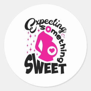Cute baby zwangerschapsaankondiging woordkunst ronde sticker