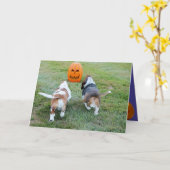 Cute Basset Hounds sur une drôle de carte d'Hallow (Fleur jaune)