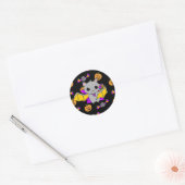 Cute Bat Holding Halloween Snoep Ronde Sticker (Envelop)