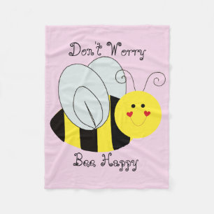 Cute bee maakt zich geen zorgen over haar fleece deken