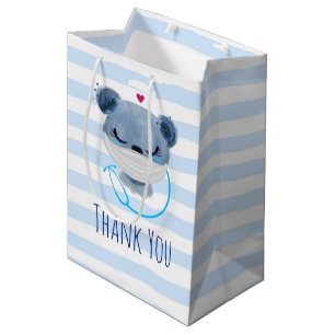 Cute Beer verpleegster die een medisch masker draa Medium Cadeauzakje