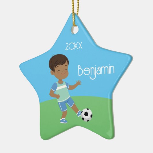 Cute Black Boy Soccer Persoonlijke Kerstmis Keramisch Ornament (Links)