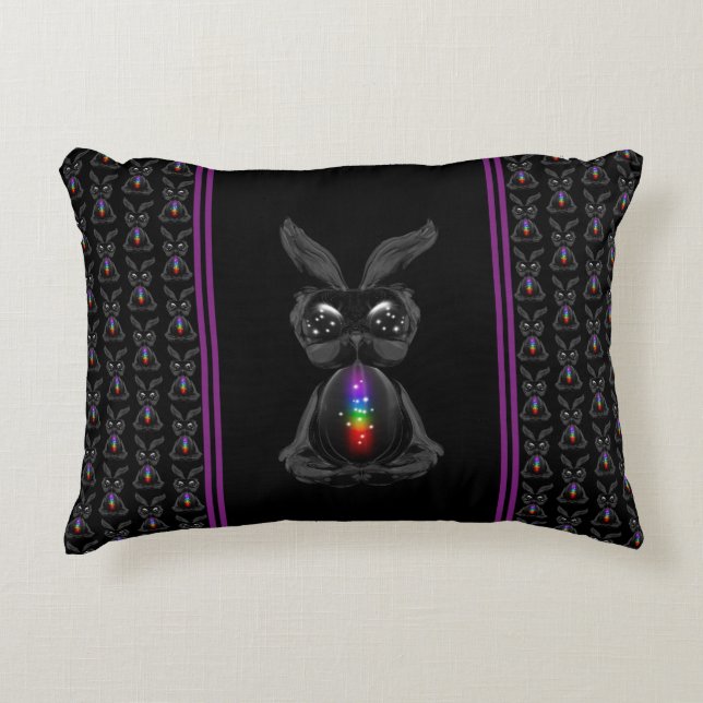 Cute Black Rabbit met Chakra Rainbow Soul Accent Kussen (Voorkant)