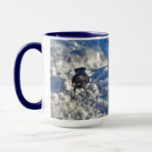 Cute Black Raven in de sneeuwfoto Mok (Links)