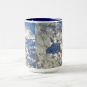 Cute Black Raven in de sneeuwfoto Mok (Midden)