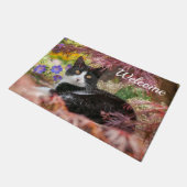 Cute Black-White Cat Resting onder een Maple Tree  Deurmat (Schuin)