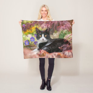 Cute Black-White Cat Resting onder een Maple Tree Fleece Deken