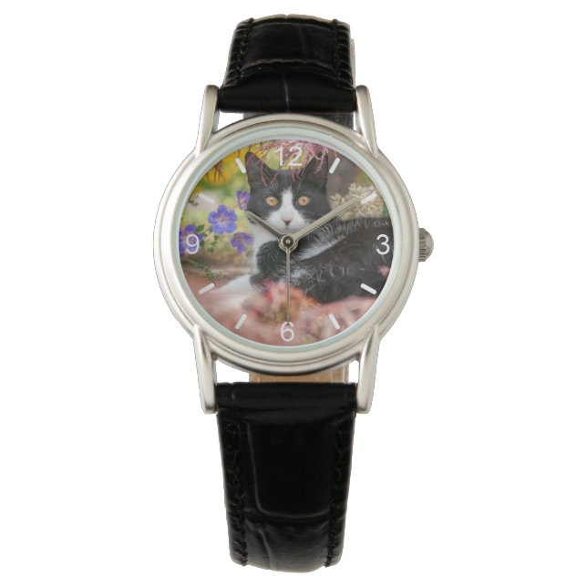 Cute Black-White Cat Resting onder een Maple Tree  Horloge (Voorkant)