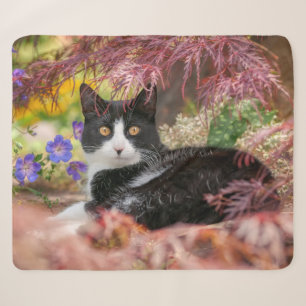 Cute Black-White Cat Resting onder een Maple Tree Sherpa Deken