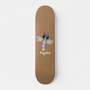 Cute blue en roze dragonfly cartoon illustratie skateboard